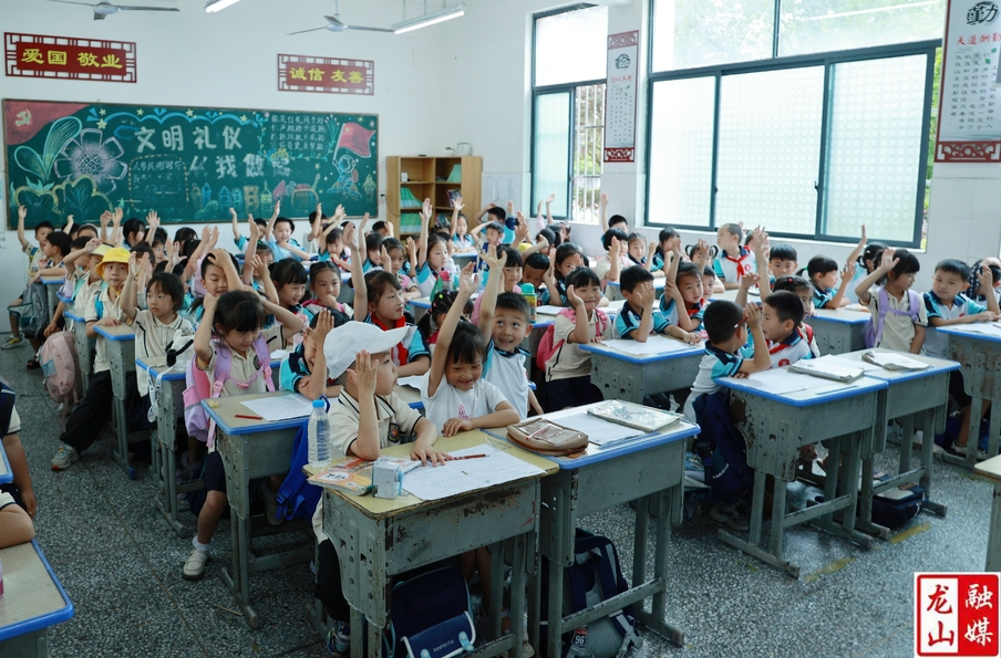 老干幼儿园组织大班幼儿参观第五小学