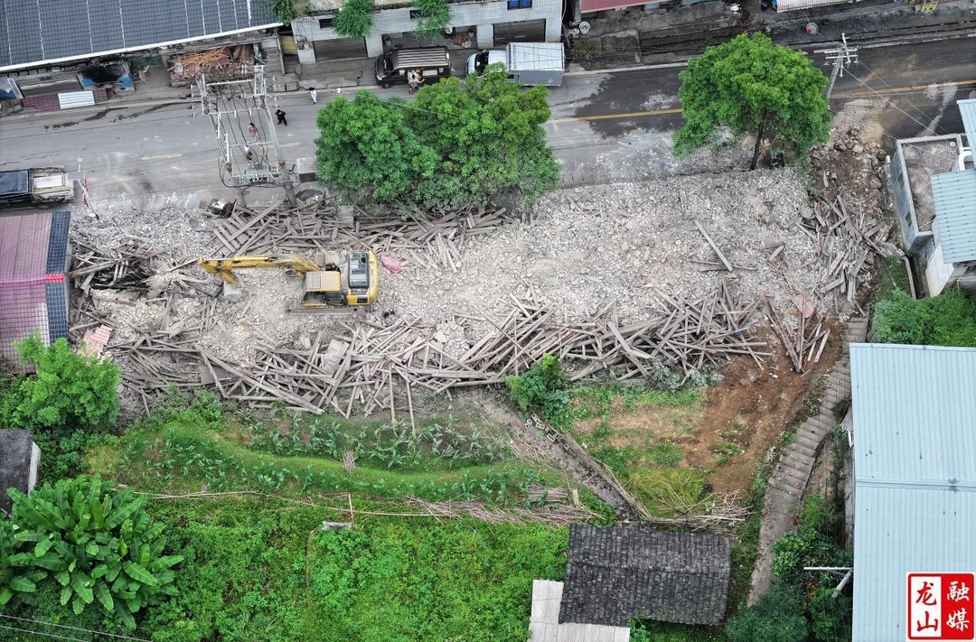 洛塔乡：危房拆除消隐患 优化环境保平安
