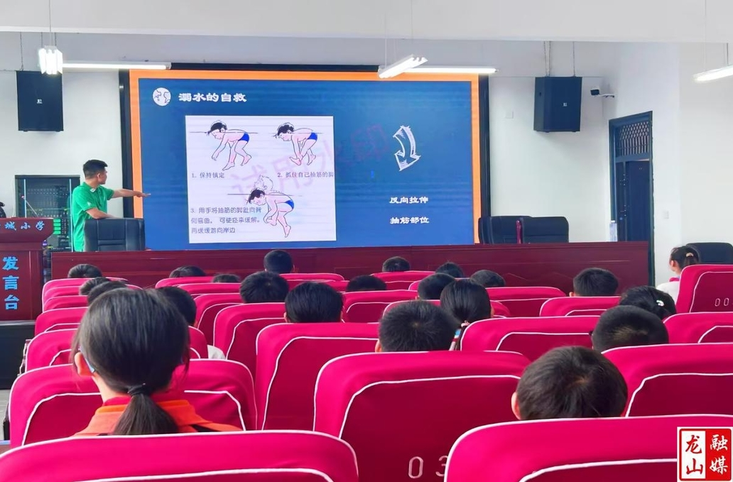 防溺水公益宣讲活动进校园