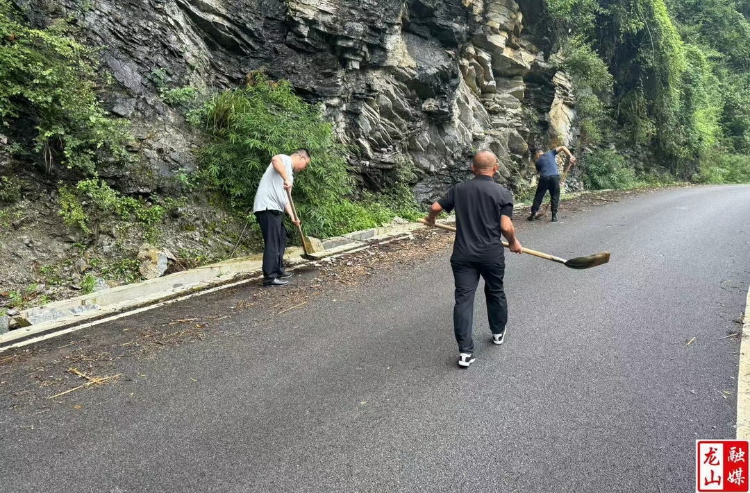 靛房镇开展道路排险和防汛巡查工作