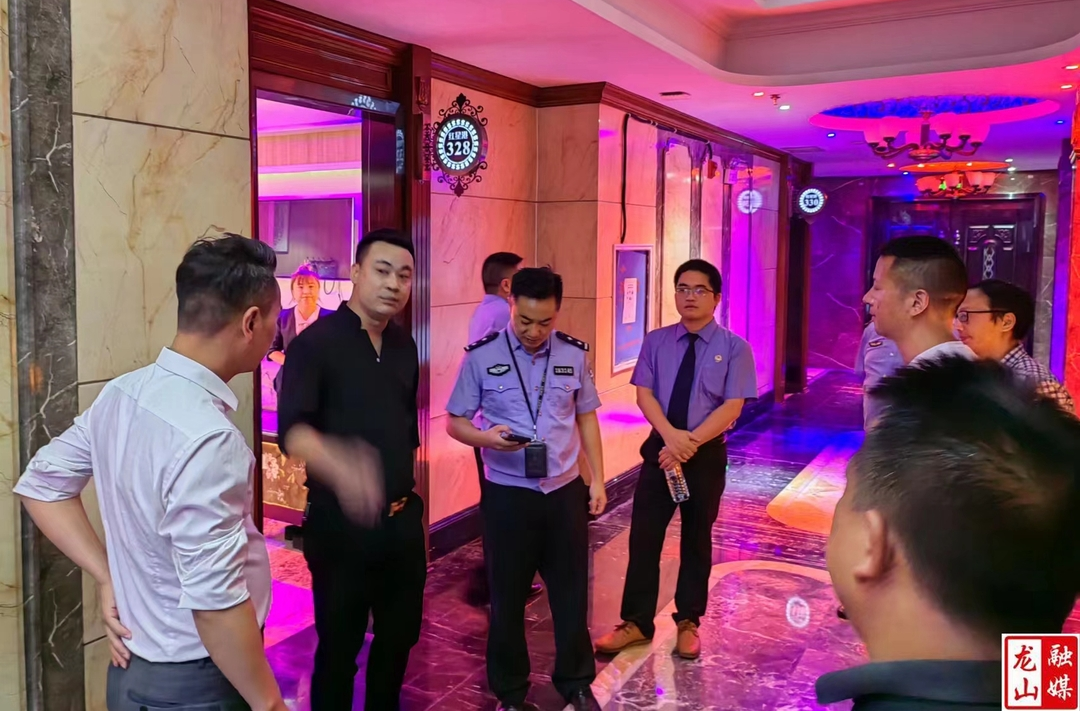 兴隆街道开展“利剑护蕾”联合夜查专项行动