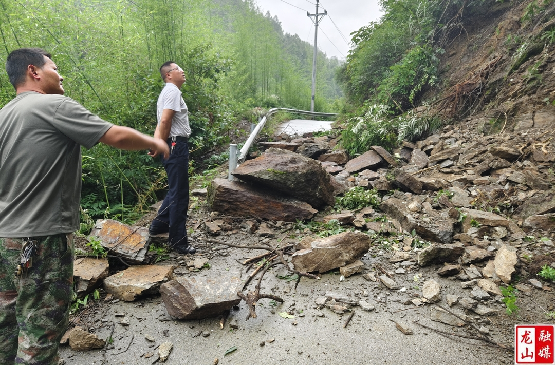 咱果乡开展道路排险和防汛巡查行动