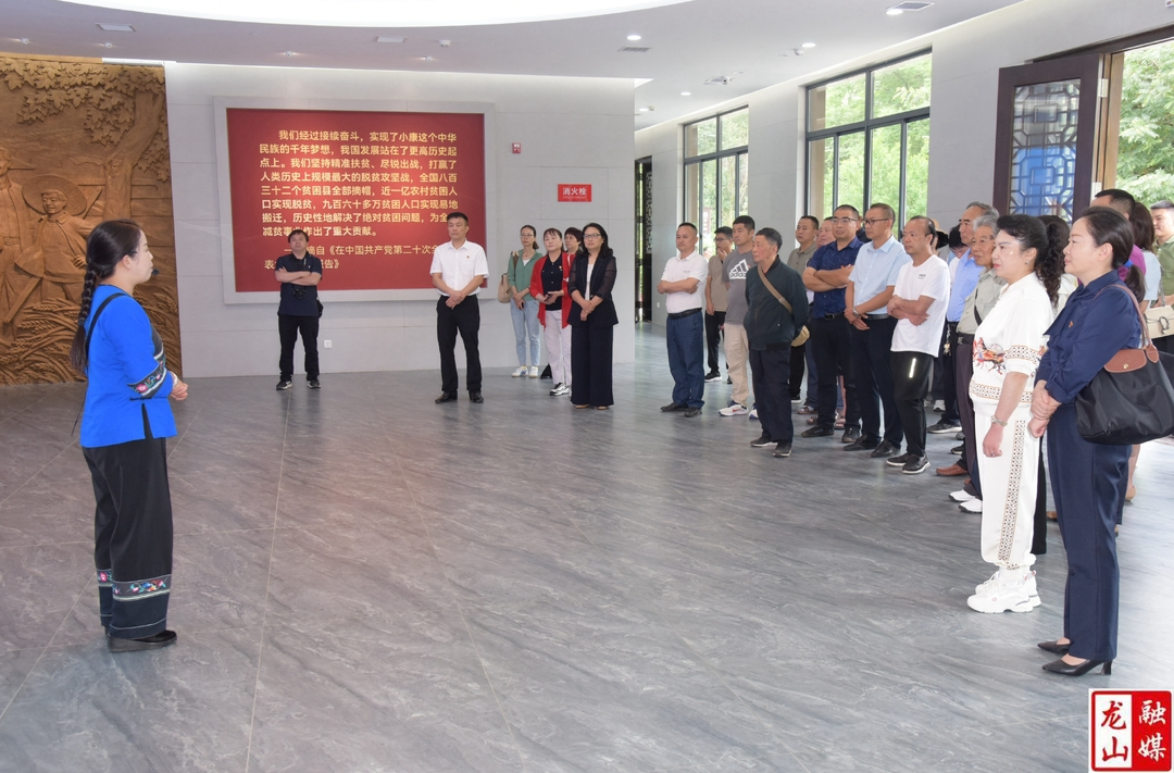 县工商联组织民营企业家到十八洞村开展学习