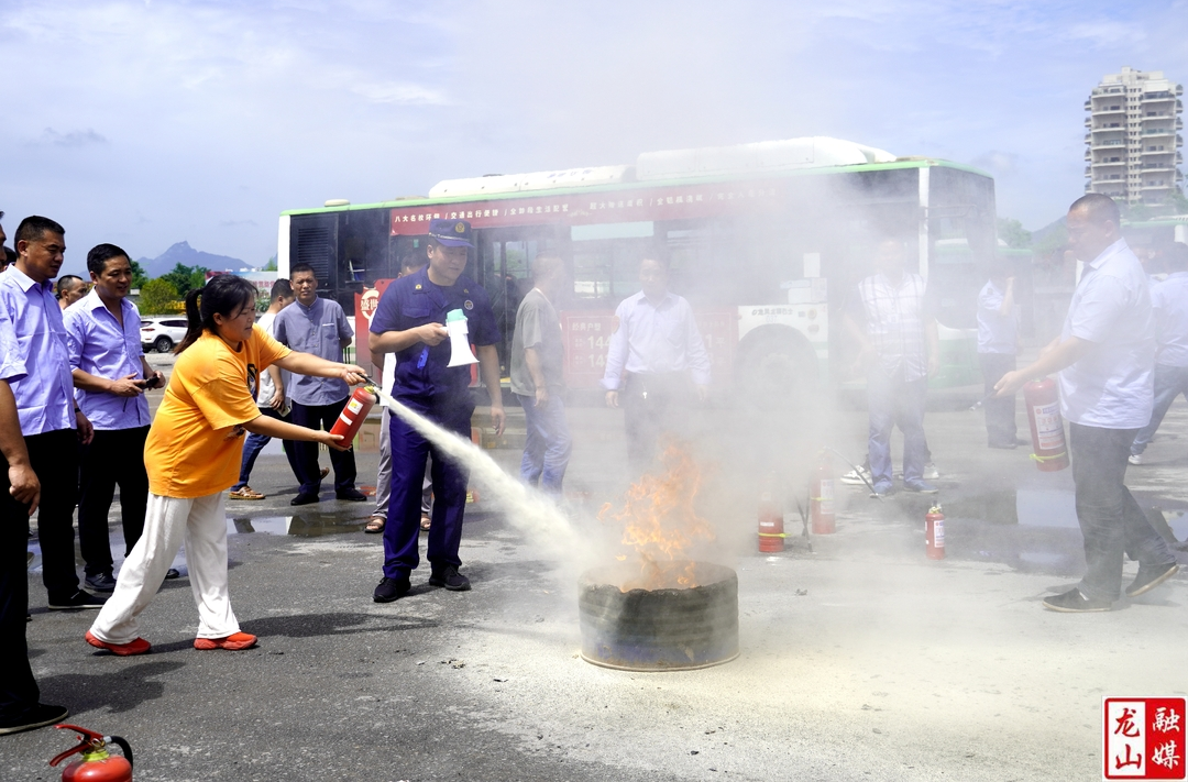 龙凤龙骧公共交通有限责任公司开展城市客运消防应急演练