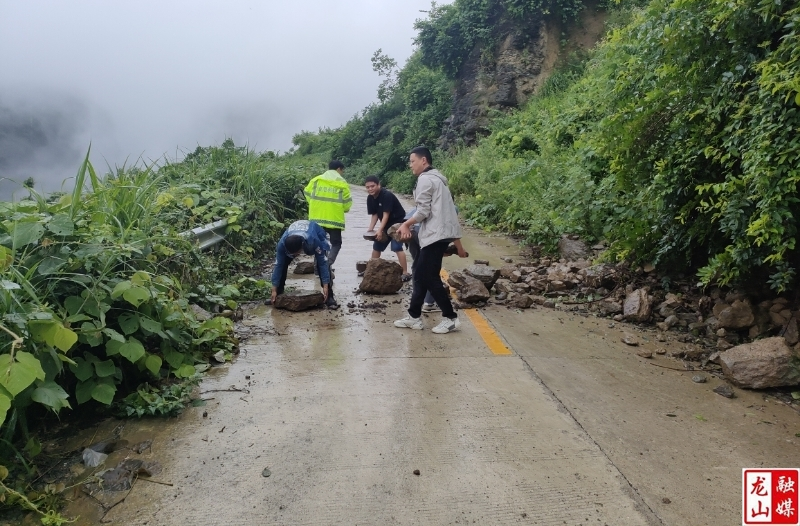 洛塔乡清理道路交通保畅通
