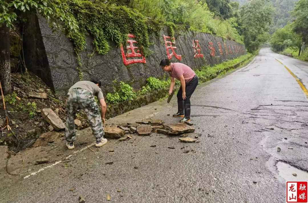 水田坝镇召开防汛抗灾工作紧急调度会