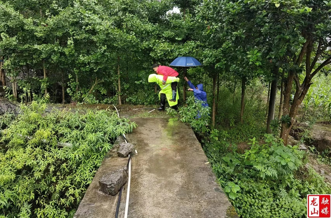 水田坝镇切实做好人员转移避险工作