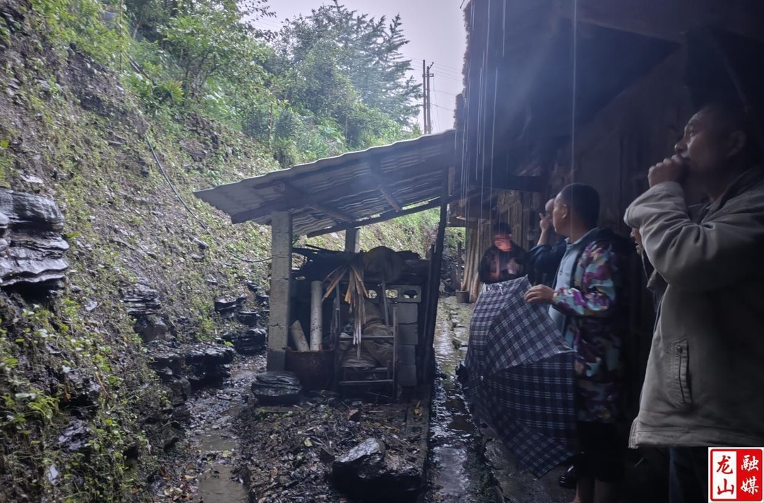 满湖村积极开展防汛抗灾工作