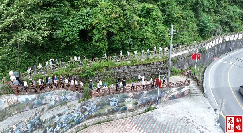 龙山县2024年党员发展对象来到茨岩塘镇接受革命传统教育