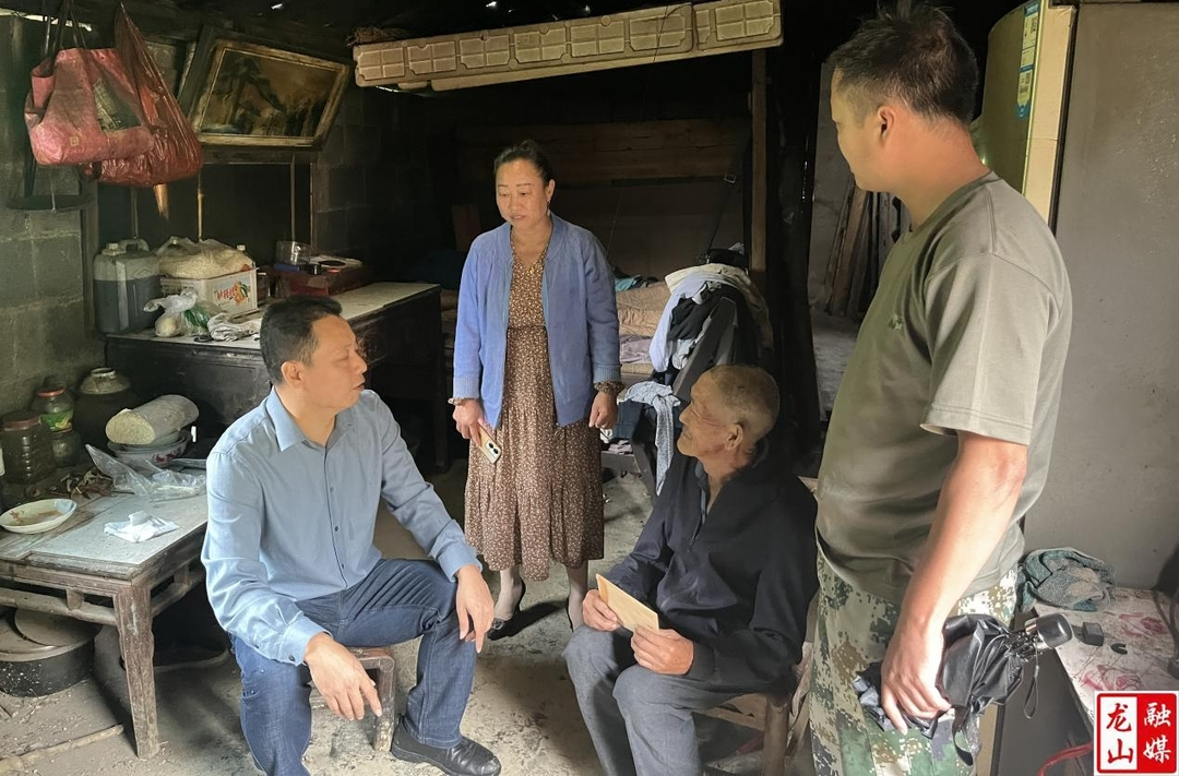 梁兴华到石牌镇调研指导防汛抗灾工作