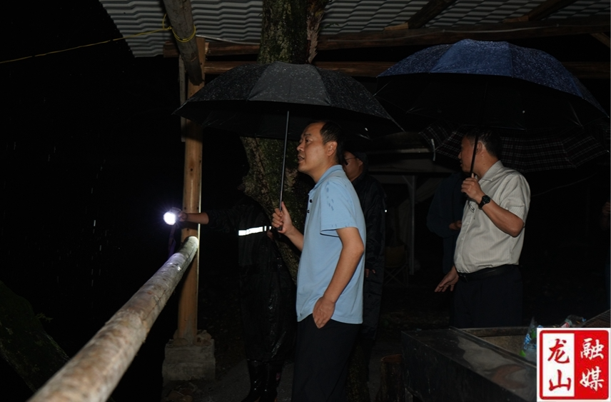 贾珍文到龙山县督导防汛抗灾工作