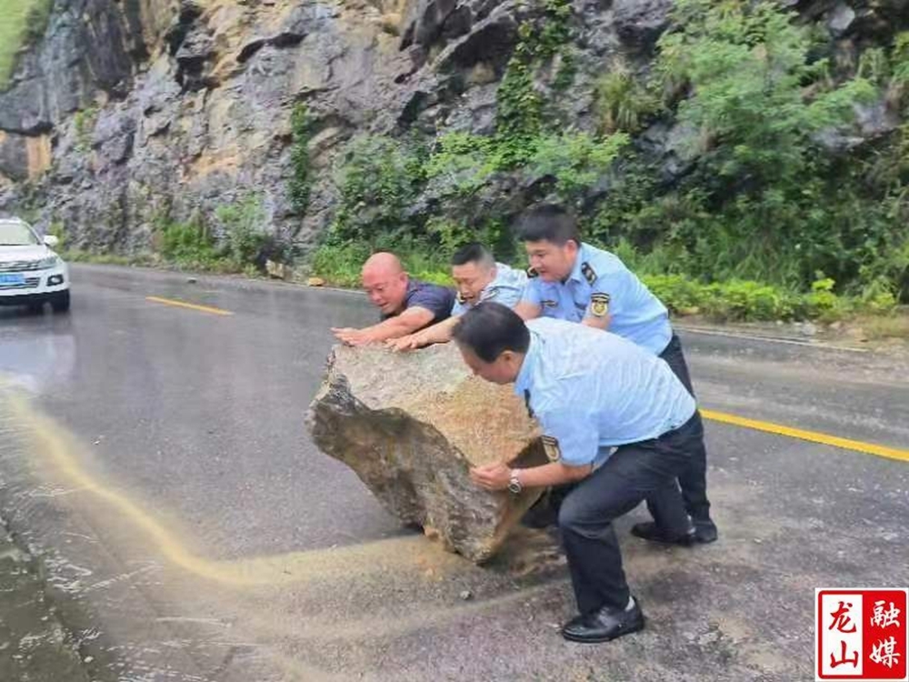 龙山县交通运输综合行政执法大队全力以赴做好防汛工作