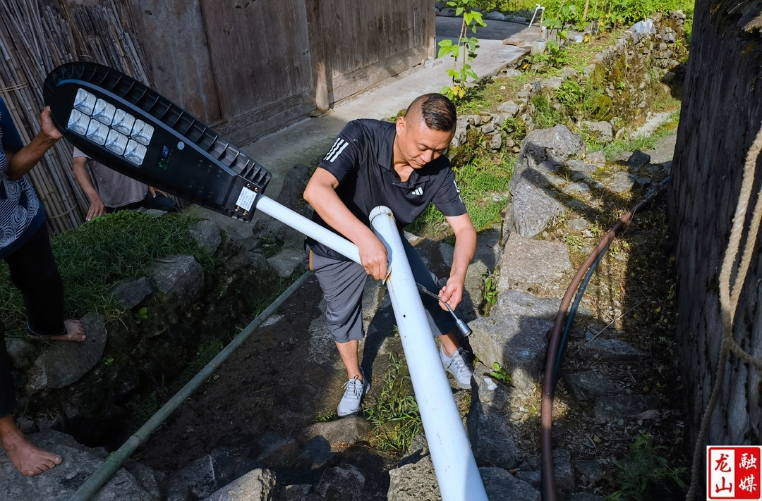 修好一盏灯 为民服务暖人心