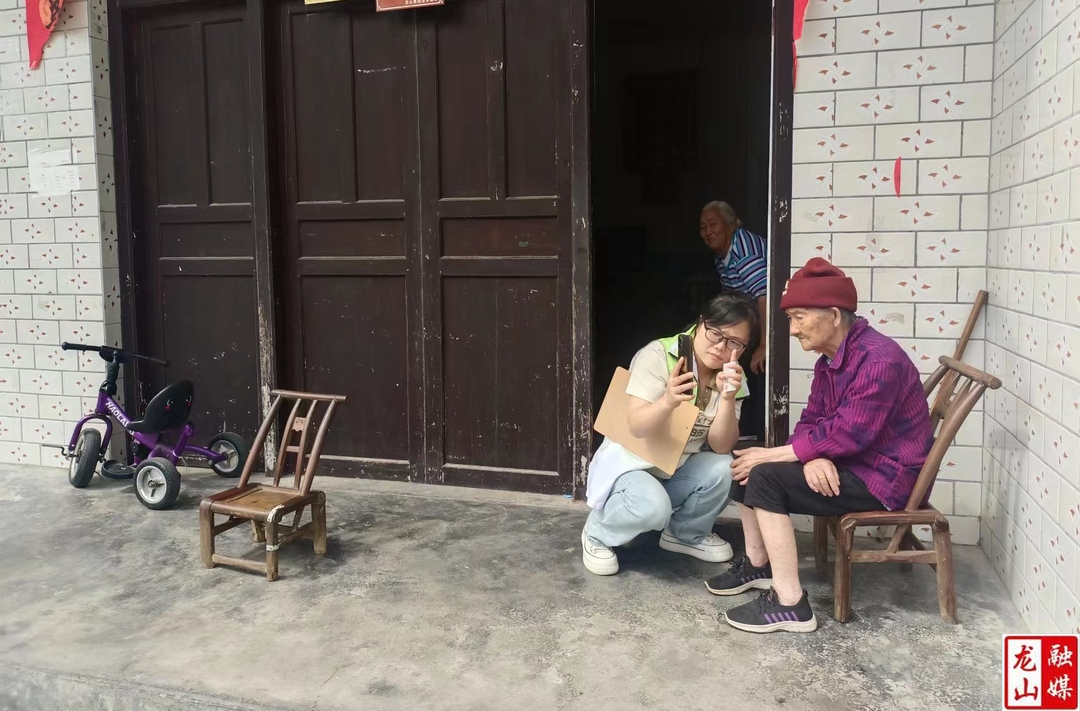 兴隆街道社工上门进行养老保险待遇资格认证