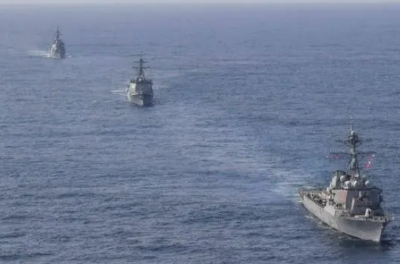 中国海警依法驱离日非法进入我钓鱼岛领海船只