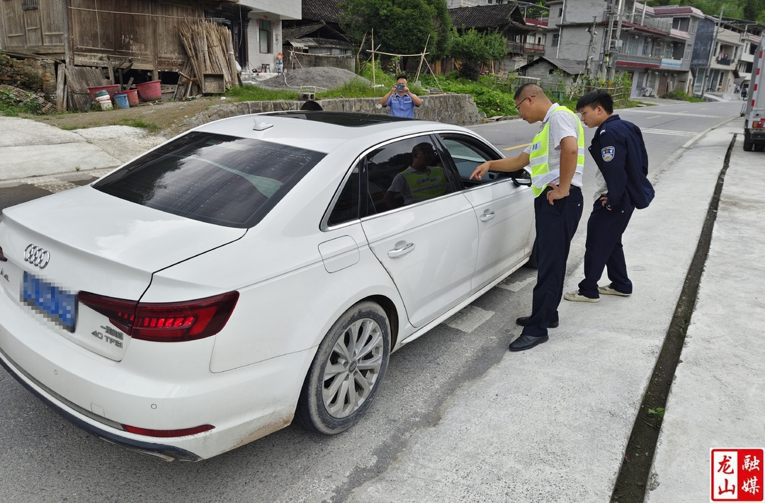 咱果乡联合执法 打造安全有序交通环境