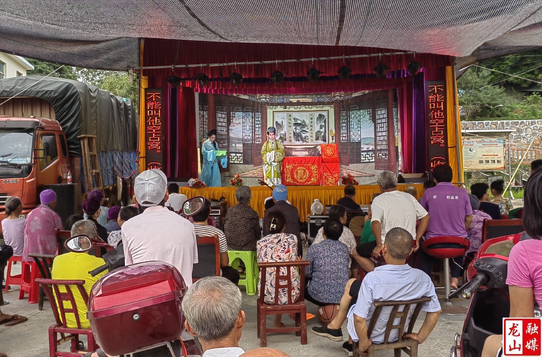 县文化旅游广电局开展送戏下乡活动