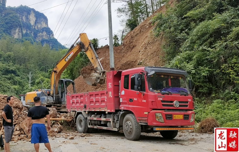 洛塔乡道路抢修施工