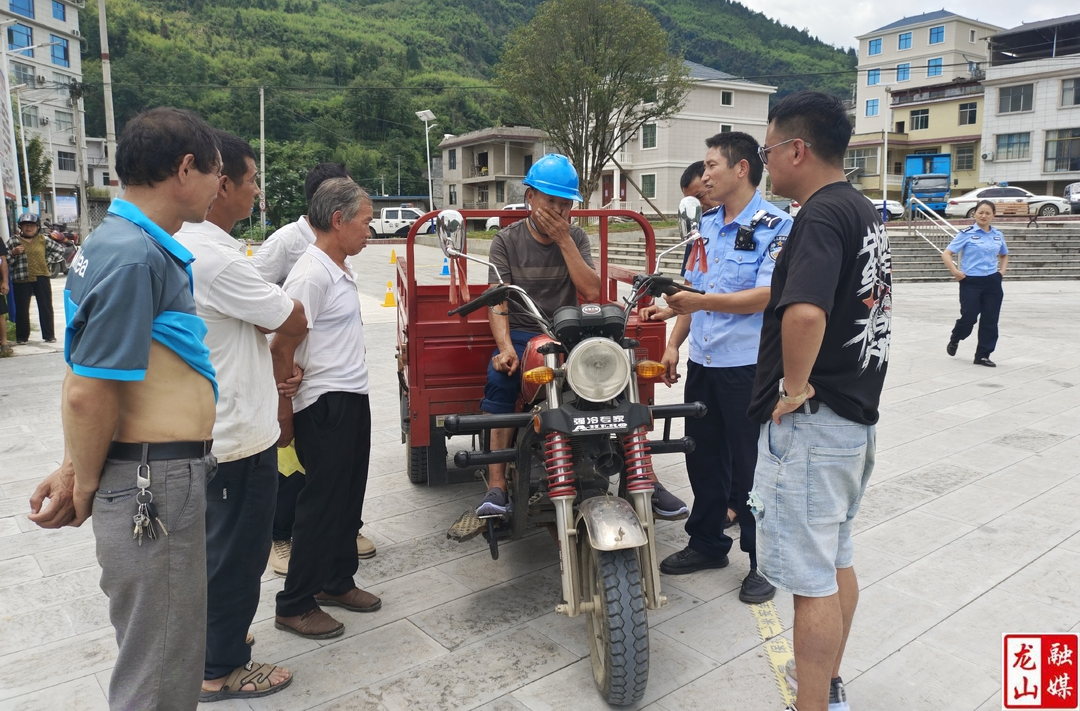 县交警大队开展送考下乡活动 实现驾考“零”距离