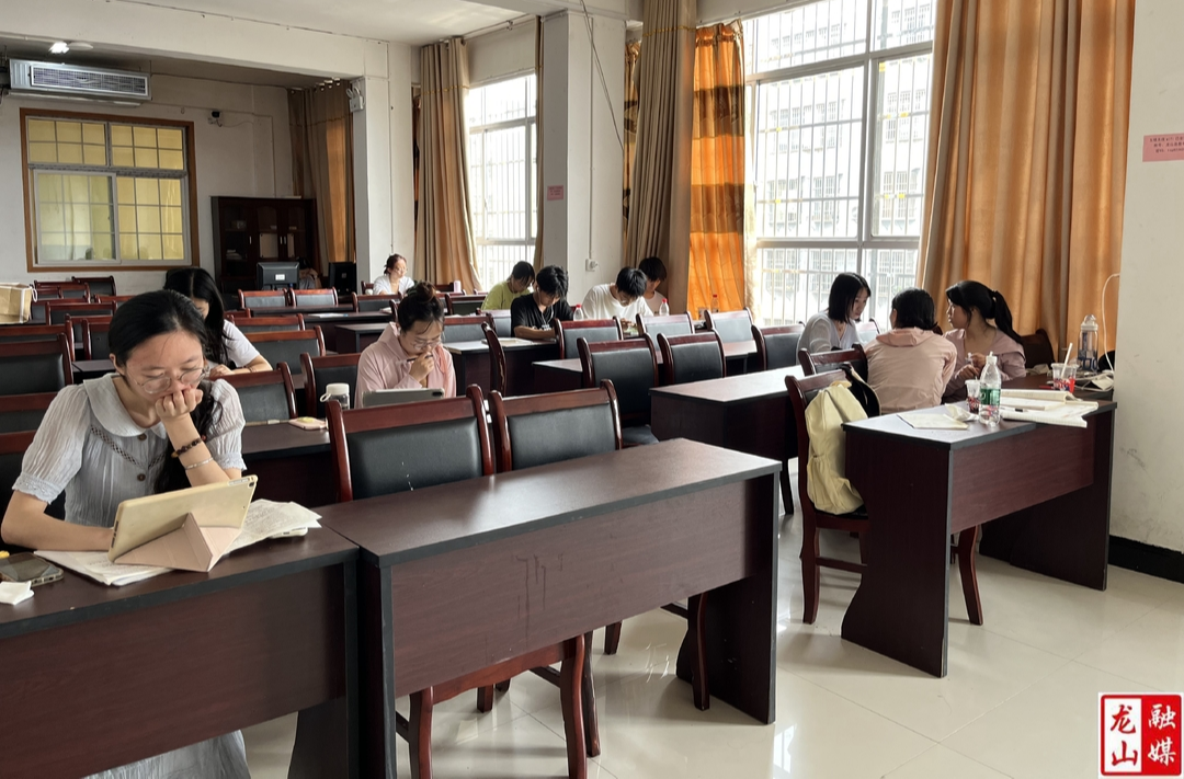 县图书馆掀起阅读“热”