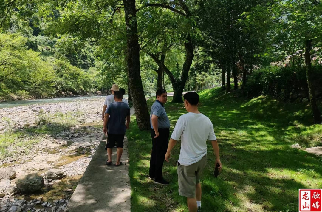 来凤县作家协会一行来农车镇汝池社区考察采风