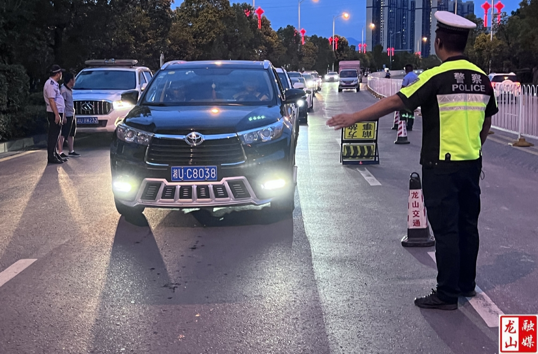 兴隆街道开展道路交通夜查行动