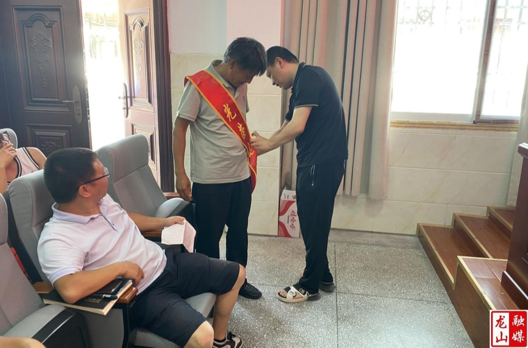 洛塔乡举行干部光荣退休仪式