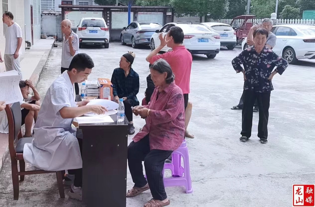 咱果乡卫生院开展义诊活动