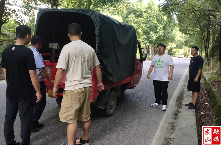 水田坝镇开展道路交通安全宣传及整治行动