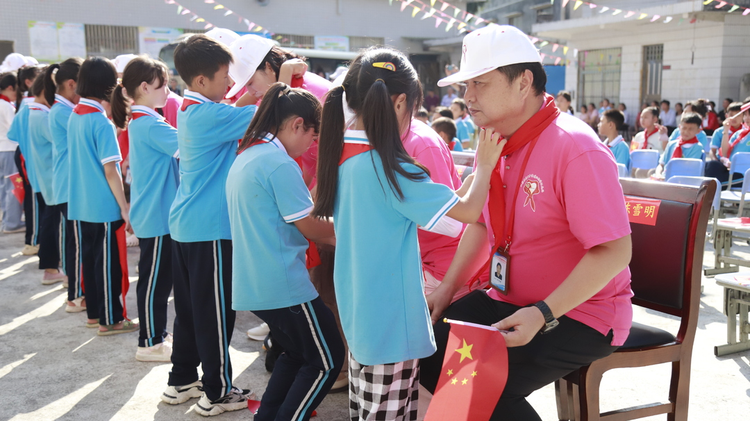 江苏常熟爱心阳光站一行在石牌上母小学开展爱心捐赠活动