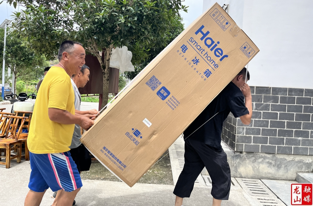 内溪乡灭贼村安置区群众喜迎生活物资