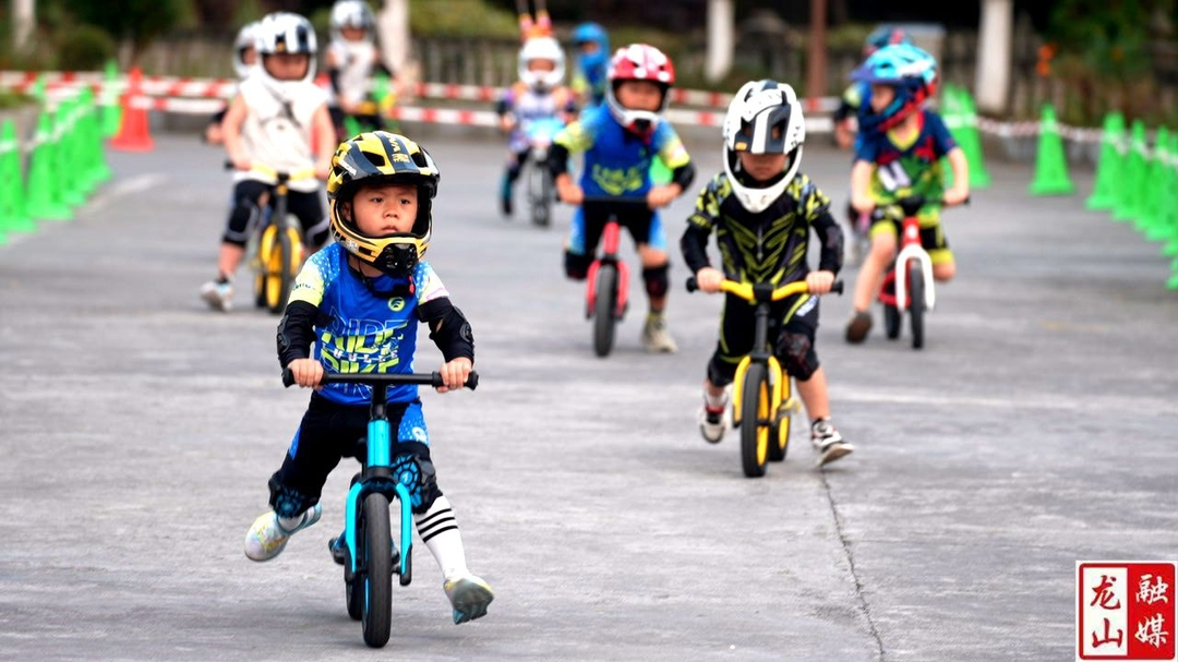 “大美湘西·云端上的骑行”儿童平衡车挑战赛开赛