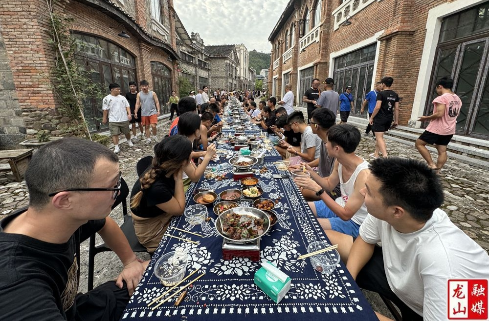 土家长龙宴火热开席