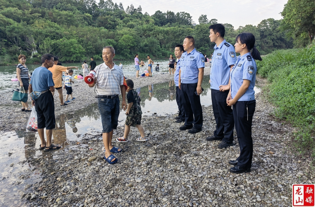 龙山公安巡河巡查不停步 筑牢“防溺水”安全堤