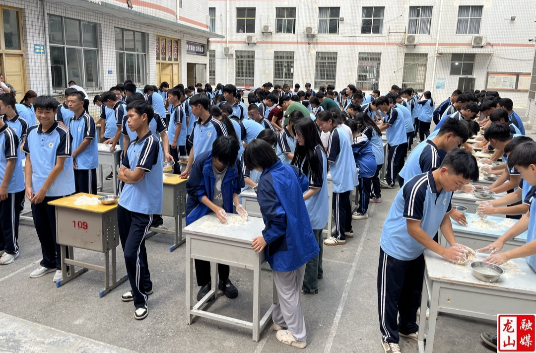 县技工学校开展手工包饺子活动