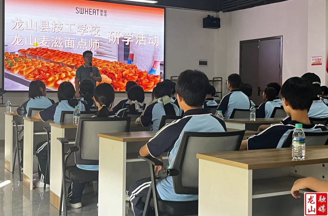 县技工学校组织新生开展专业特色研学活动