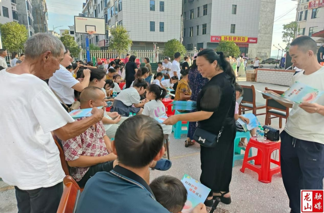 华新社区开展大学生志愿者“送法下乡”文艺汇演活动