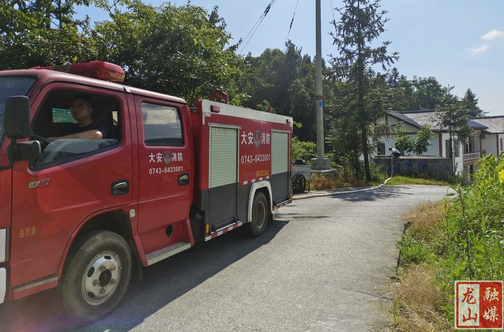 县水运中心驻村工作队为村民送水