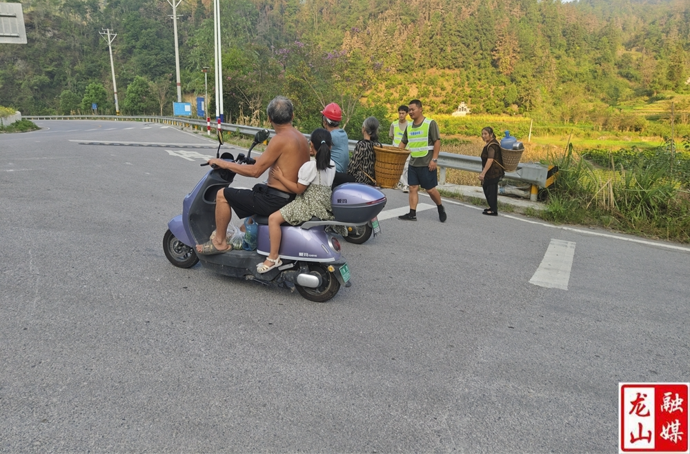 咱果乡积极开展常态化交通劝导行动