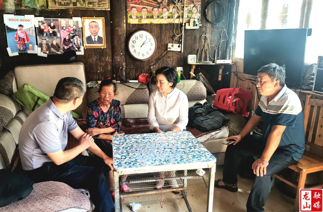 县退役军人事务局到里耶镇走访监测户