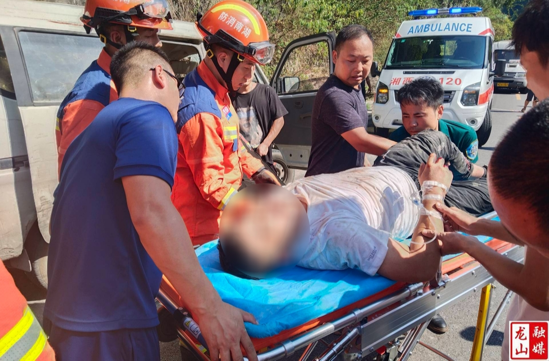 面包车撞上路边石头被困车内  群众合力救出被困者