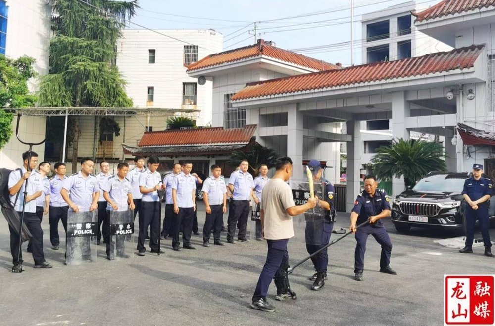 龙山公安开展送教上门活动