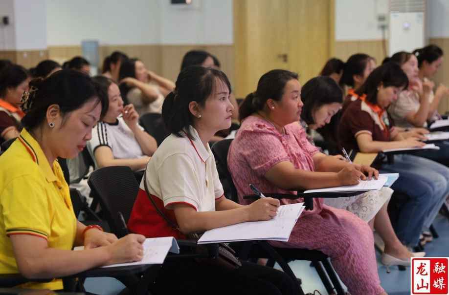 “充电”不停歇 龙山县2024年暑期教师全员培训持续升温