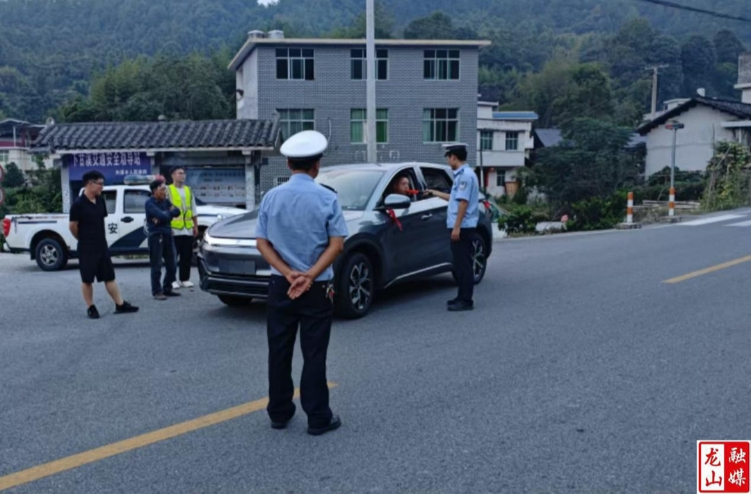 内溪乡联合里耶交警队开展夜查酒驾行动