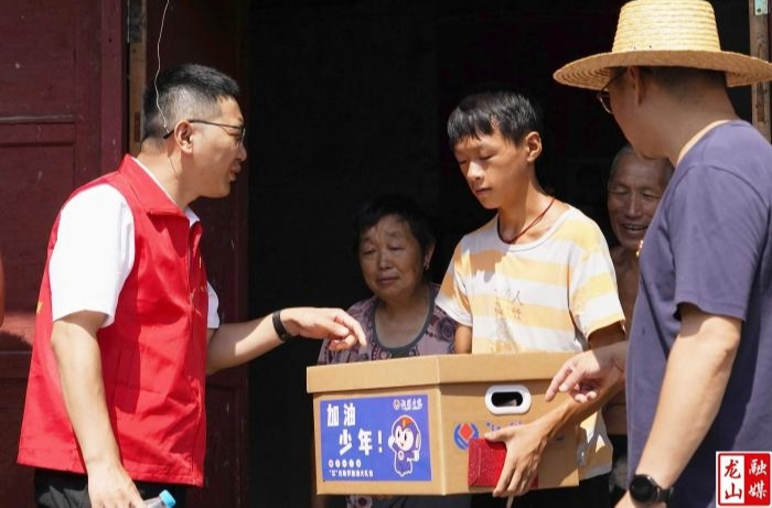 苗儿滩镇：日炎炎开学临近 意绵绵公益助学