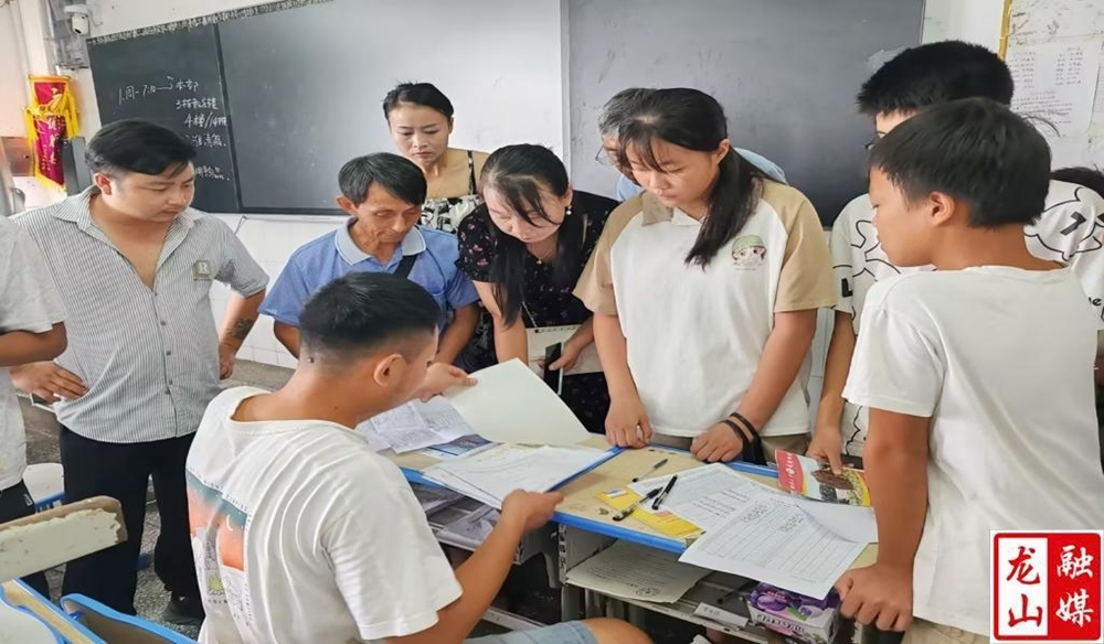 龙山三中：学校报名正当时 家校共育促成长