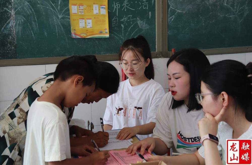 靛房镇九年制学校迎来开学报名日
