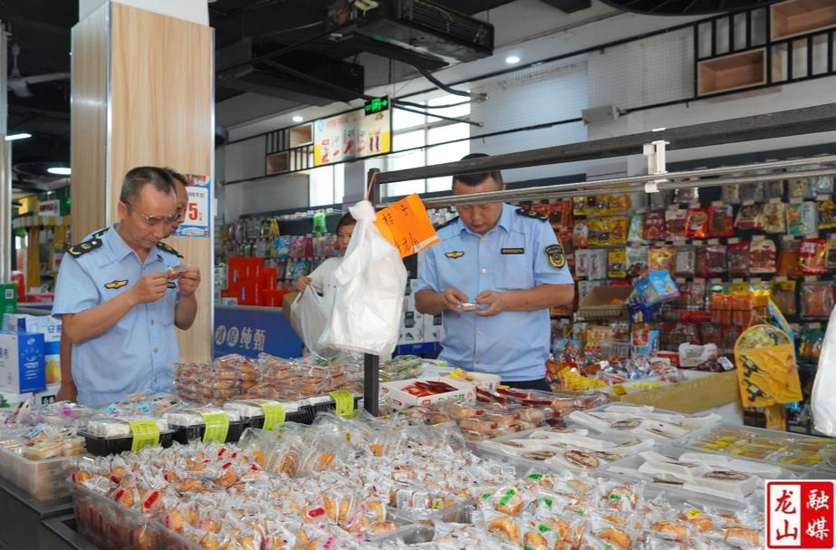 县市场监督管理局：月饼市场专项检查 守护中秋“团圆味”