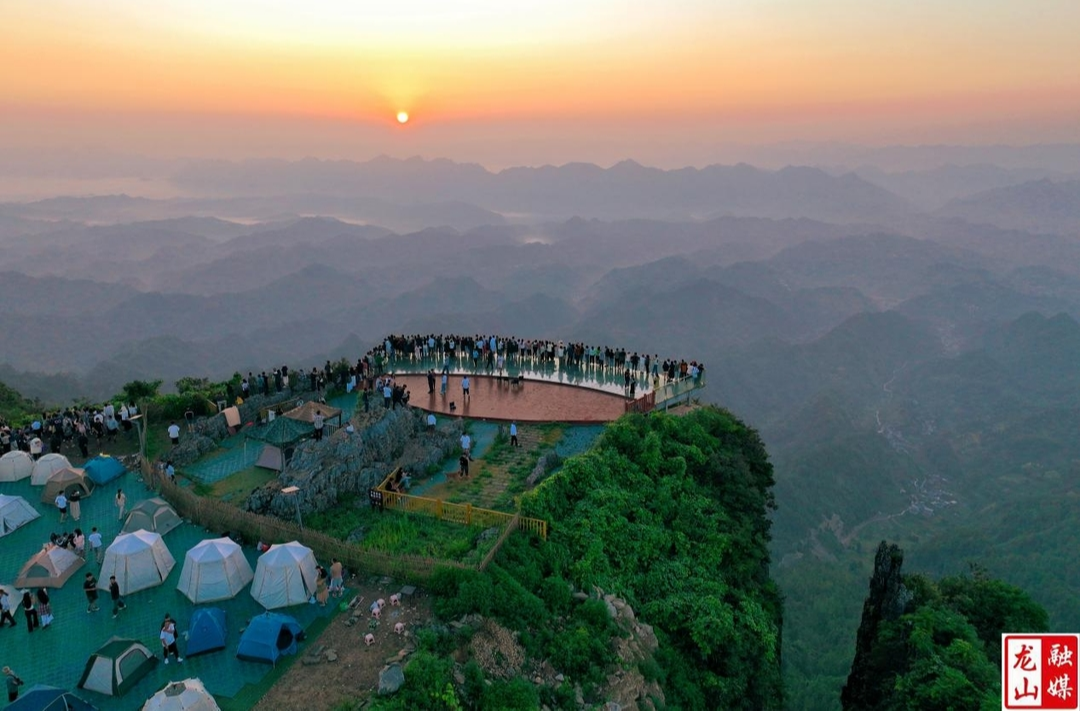 龙山税务：税惠赋能八面山旅游热潮