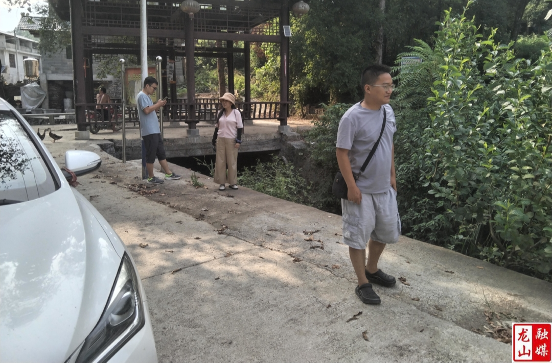 里耶镇联合县水利局排查地质灾害点